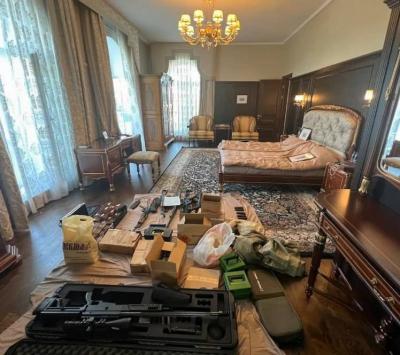 شعر مستعار ووثائق مزوّرة... هذا ما وجده الأمن الروسي داخل قصر بريغوجين's Image