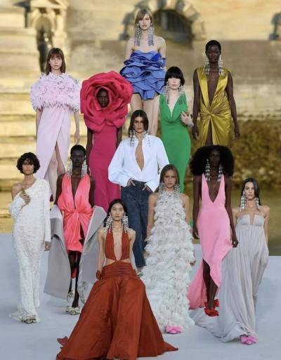 مجموعة Valentino لخريف وشتاء 2023-2024 تتأرجح بين البساطة والتناقضات's Image
