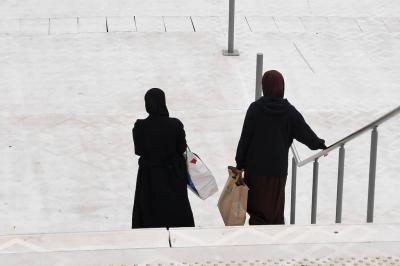 Abaya : deux jeunes filles en garde à...'s Image