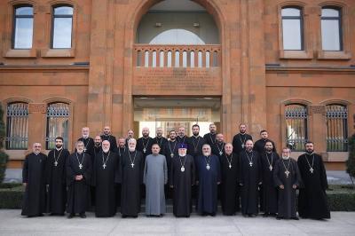 بعدما ضيّع ارتساخ ... هل يقضي باشينيان على الكنيسة الأرمنية؟