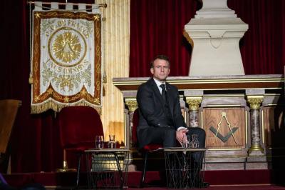 Devant les francs-maçons, Emmanuel...'s Image