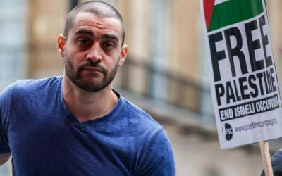 مغني بريطاني: دعم فلسطين وسام على صدري