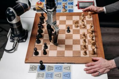 روبوت صناعي يقتل رجلاً في كوريا وآخر يكسر أصبع فتى يلعب الشطرنج's Image