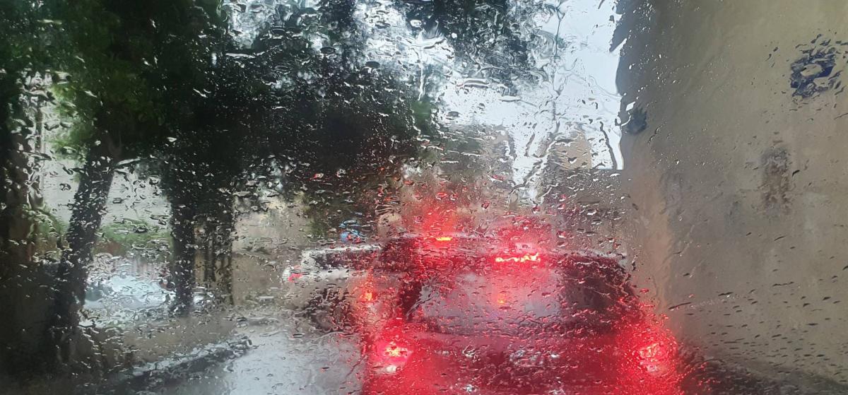التحكم المروري: لتوخي الحذر وتخفيف السرعة.. الأمطار الخفيفة تسبب الانزلاقات والصدامات المرورية