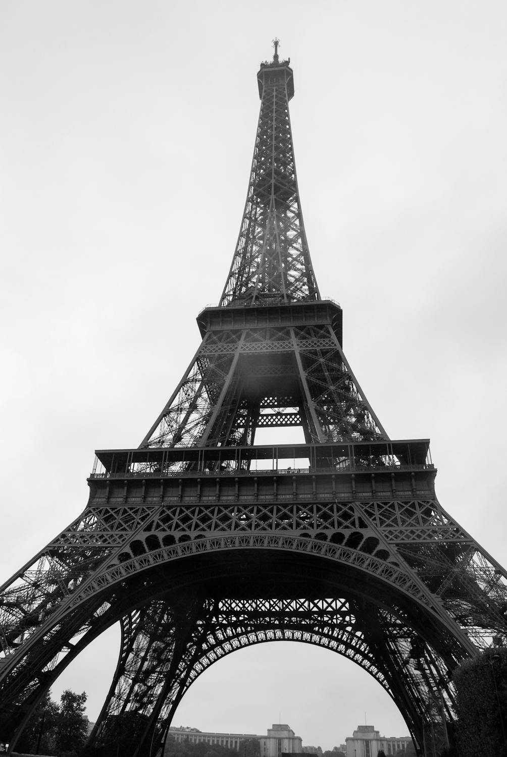 Comment Victor Lustig a-t-il dupé le monde et vendu la Tour Eiffel deux fois ?