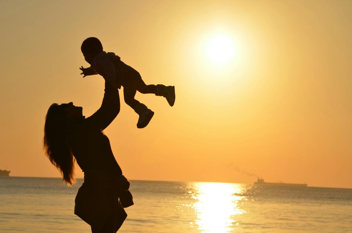 Fête des Mères : Quand un Rêve Devient un Défi – Comment les Femmes Naviguent la Maternité dans l’ère Moderne